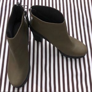 NWT black and green waterproof heeled boots